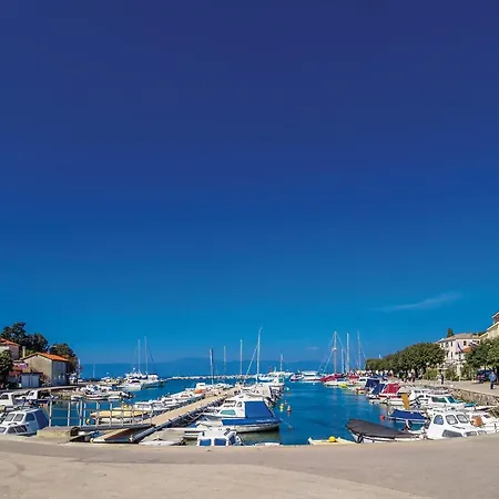 3 Bedroom Pet Friendly Apartment In Malinska